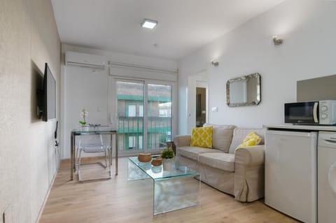 TV and multimedia, Kitchen or kitchenette, Living room, Seating area, Dining area