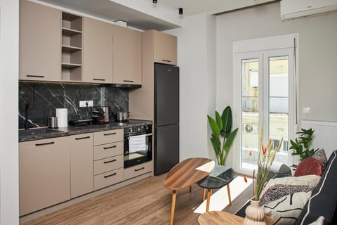 Coffee/tea facilities, Kitchen or kitchenette, oven, stove