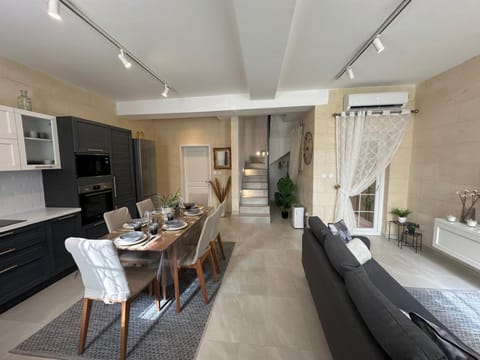 Kitchen or kitchenette, Living room