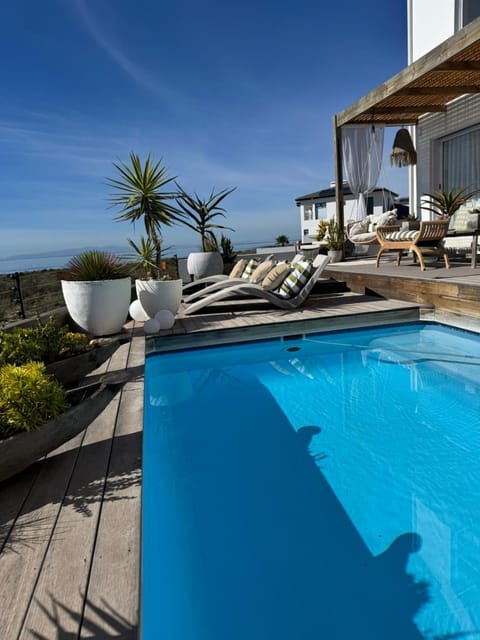 105 on Beach, Flamingo Room Bed and Breakfast in Western Cape