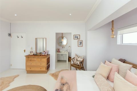105 on Beach, Flamingo Room Bed and Breakfast in Western Cape