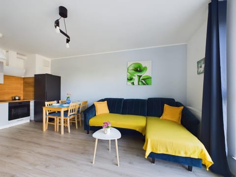 Living room, Seating area, Dining area, stove