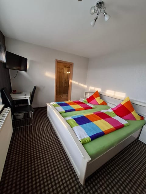 Bed, TV and multimedia, Photo of the whole room, Bedroom