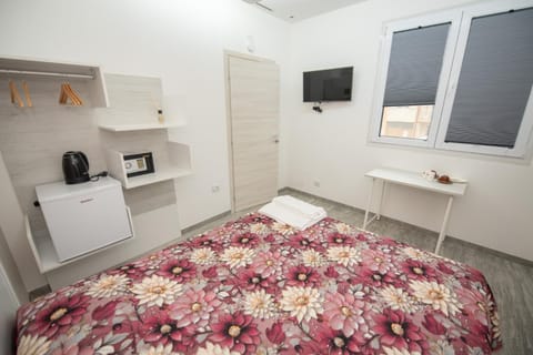 Bed, TV and multimedia, Photo of the whole room, Bedroom, wardrobe