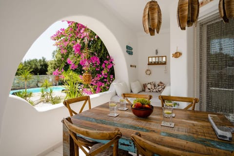 Seating area, Dining area, Swimming pool
