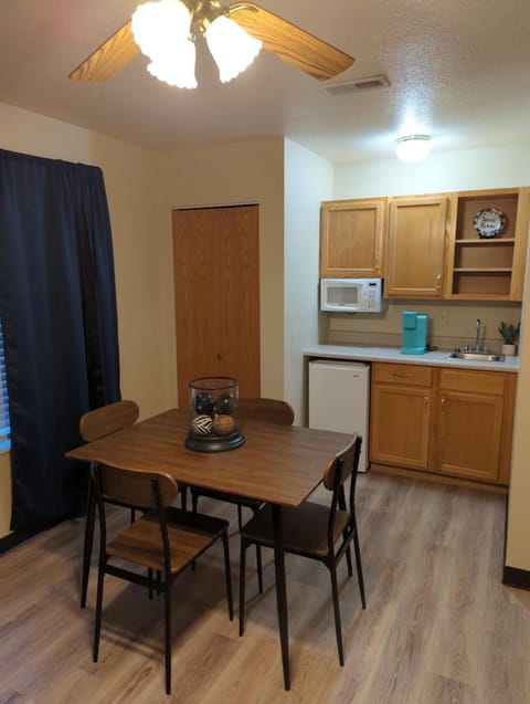 Waterloo Suites Queen 1 Hotel in Ozark Mountains