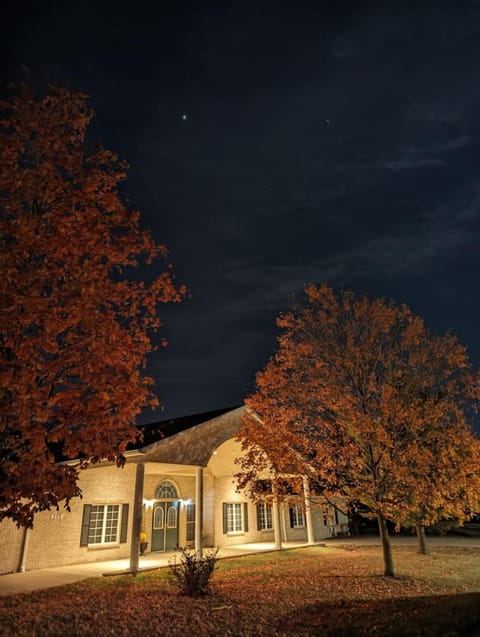 Waterloo Suites King Hotel in Ozark Mountains