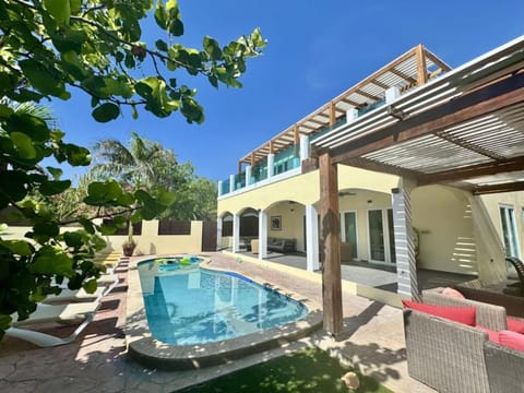Property building, Patio, Day, Garden, Garden view, Pool view, Swimming pool, sunbed