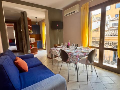 TV and multimedia, View (from property/room), View (from property/room), Living room, Seating area, Dining area, City view, City view, Landmark view, Landmark view, Street view, Street view, heating, heating, air conditioner, air conditioner