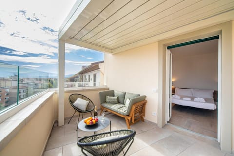 Day, Natural landscape, View (from property/room), Balcony/Terrace, Photo of the whole room, Dining area