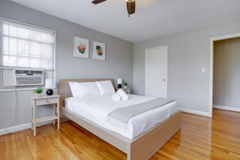 Bed, TV and multimedia, Bedroom, heating, wardrobe, air conditioner