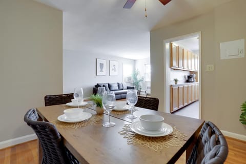 Seating area, Dining area, heating, air conditioner