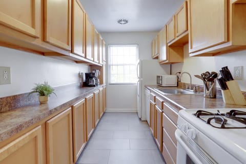 Coffee/tea facilities, Kitchen or kitchenette, dishwasher, heating, oven, stove, toaster, air conditioner