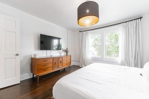 6 Bedroom Duplex Sleeps 14 Close to Lucas Downtown House in Indianapolis