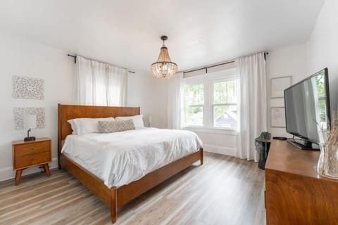 6 Bedroom Duplex Sleeps 14 Close to Lucas Downtown House in Indianapolis