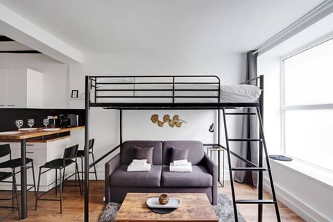 Bed, Coffee/tea facilities, Kitchen or kitchenette, Living room, Photo of the whole room, Seating area, Dining area, Bedroom, bunk bed