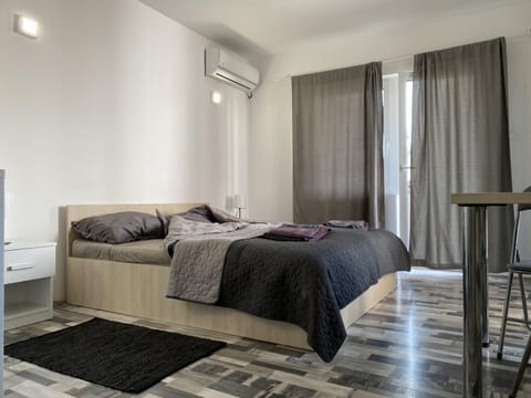 Photo of the whole room, air conditioner