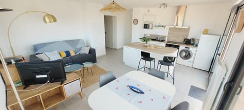 Kitchen or kitchenette, Living room, Dining area