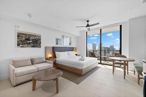 Bed, TV and multimedia, Kitchen or kitchenette, Living room, Seating area, Dining area, Bedroom, City view, air conditioner