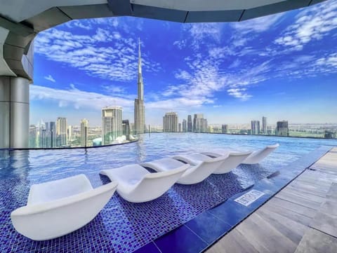 Day, Natural landscape, View (from property/room), City view, Pool view, Swimming pool, sunbed