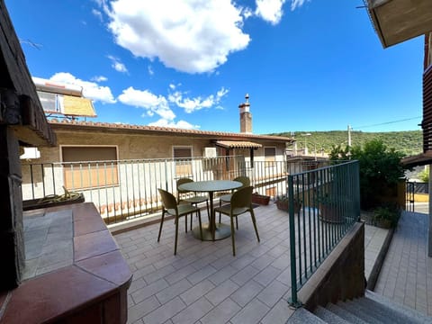 Property building, Balcony/Terrace, Dining area
