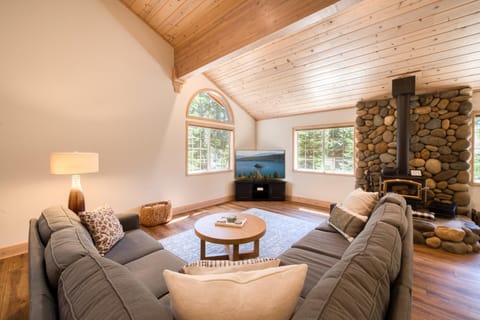 Knotty and Nice - 4BR w Private Hot Tub, Close to Lake House in Tahoe Vista