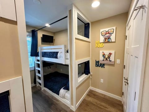 Bedroom, bunk bed