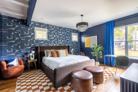 Luxury Home- Huge Yard, Fire Pit, Game and Movie Room House in East Nashville