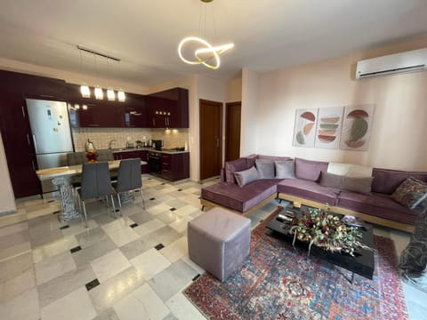 Kitchen or kitchenette, Living room, Seating area, Dining area