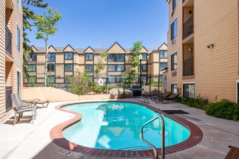 Great Location, Sleeps 4, 5 min drive to Ski & Bike Access, Shared Pool! Resort in Park City