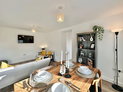 Communal lounge/ TV room, TV and multimedia, Living room, Seating area, Dining area, Evening entertainment