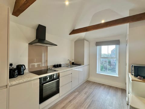 Coffee/tea facilities, Kitchen or kitchenette, oven, stove, toaster, kitchen