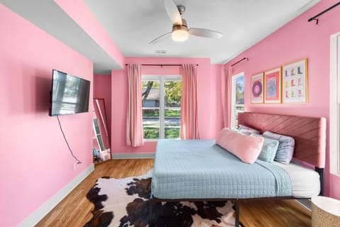 Ultimate Bach 10min to DT IG Walls Every Room House in Nashville