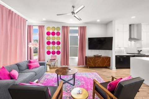 Ultimate Bach 10min to DT IG Walls Every Room House in Nashville