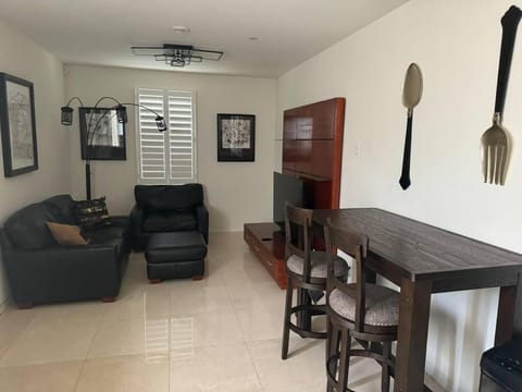 Luxury 1200 sqft 1bdrm retreat with den House in Menifee