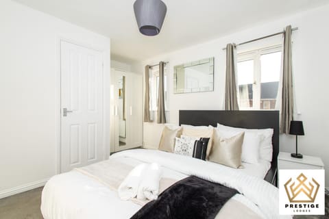 Bed, Photo of the whole room, Bedroom, towels, towels, wardrobe