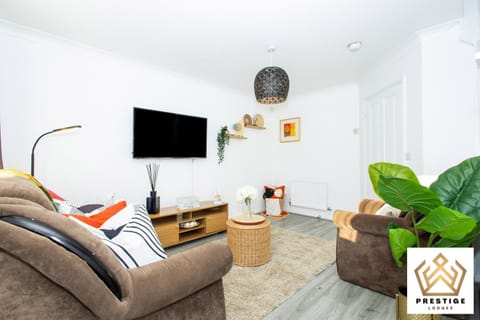 Communal lounge/ TV room, TV and multimedia, Living room, Seating area, Evening entertainment, Evening entertainment