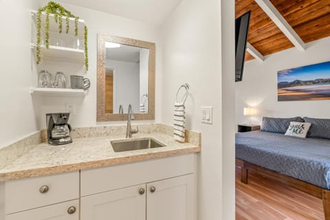 Bright and Beautiful Princeville Studio, Private Lanai, Pool (209B) Apartment in Princeville