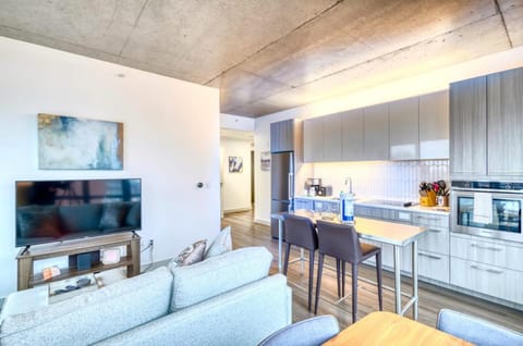 Kitchen or kitchenette, Living room, Seating area, Dining area