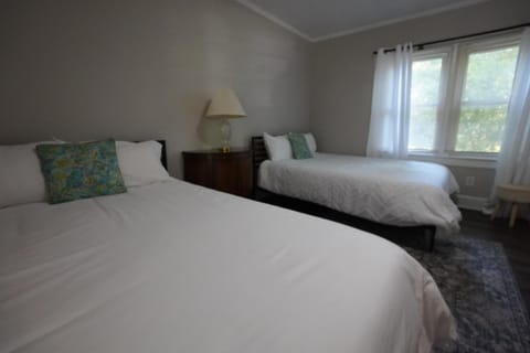 Pine Haven Getaway -Crib, Pets Welcome, Perfect for Families & Groups House in Birmingham