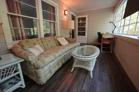 Pine Haven Getaway -Crib, Pets Welcome, Perfect for Families & Groups House in Birmingham
