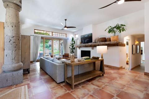 LUX - Historic Tennis Club Enclave - King Beds House in Palm Springs