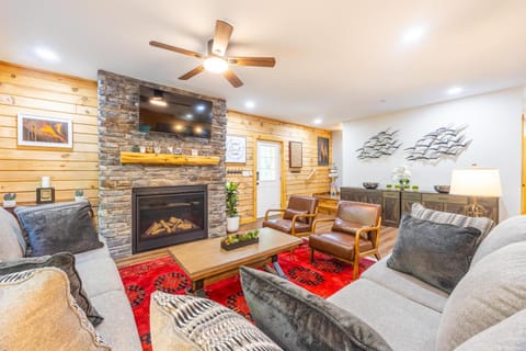 Carefree Wisper-New build, hot tub, BBQ & EV House in McHenry