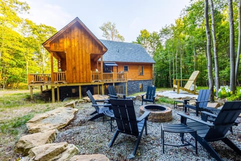 Carefree Wisper-New build, hot tub, BBQ & EV House in McHenry