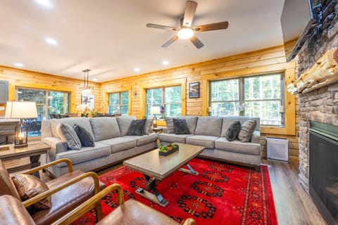 Carefree Wisper-New build, hot tub, BBQ & EV House in McHenry