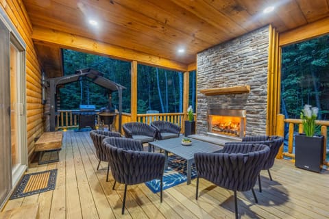 Carefree Wisper-New build, hot tub, BBQ & EV House in McHenry