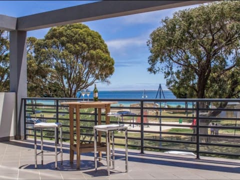 View (from property/room), Balcony/Terrace, Landmark view, Sea view