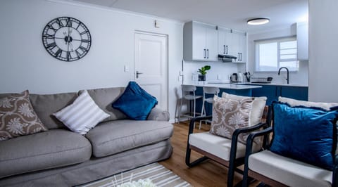 Kitchen or kitchenette, Living room, Seating area, Dining area, stove