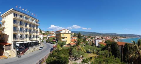 Restaurant/places to eat, Natural landscape, Beach, Supermarket/grocery shop, Shopping Area