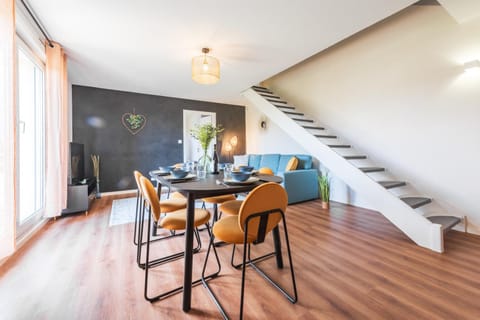 Living room, Seating area, Dining area